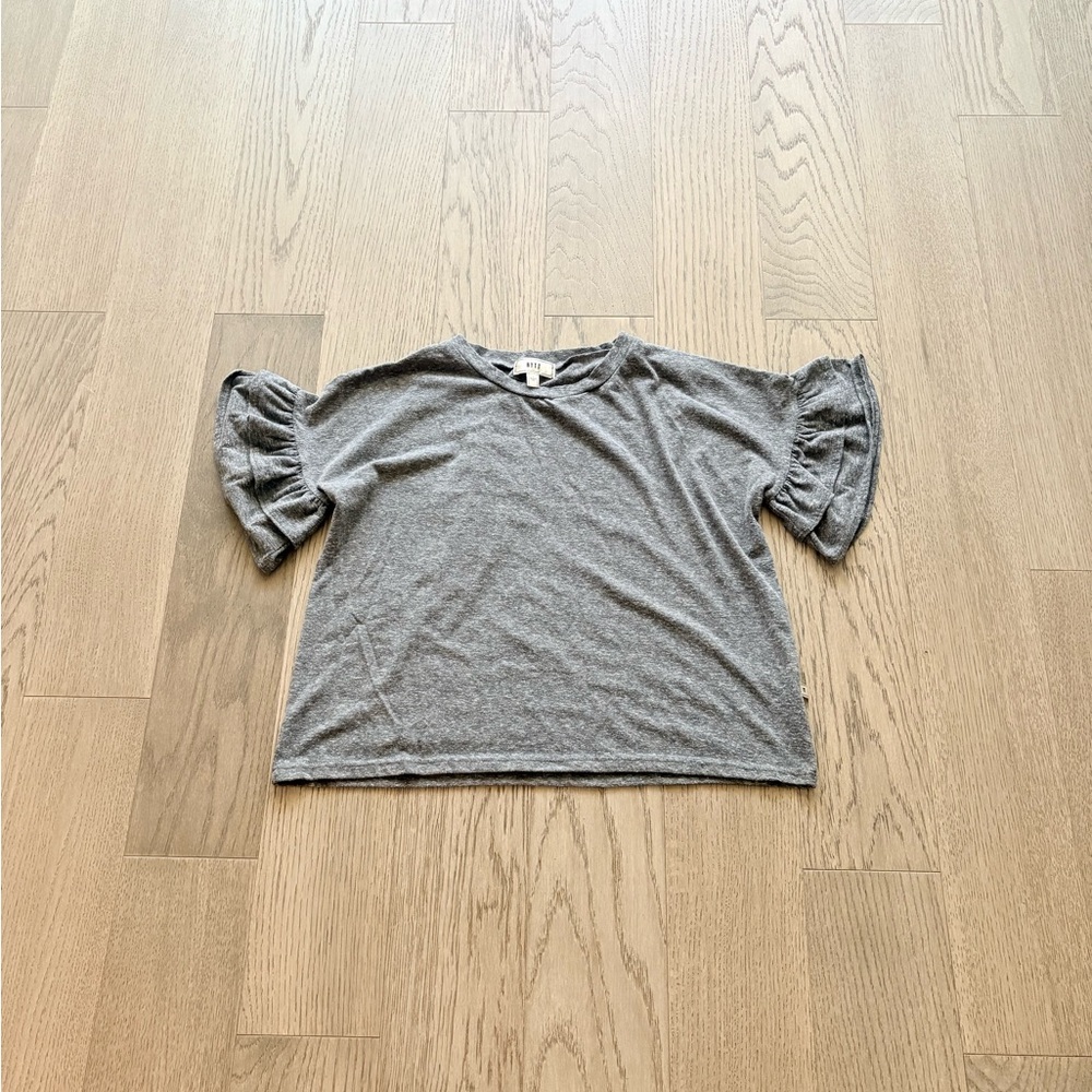 NYTT Gray Short Sleeve Ruffle Tee